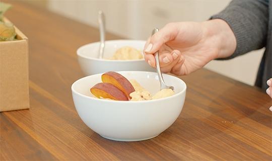 Article Cards Featured Image Bowl of vanilla ice cream with sliced peaches