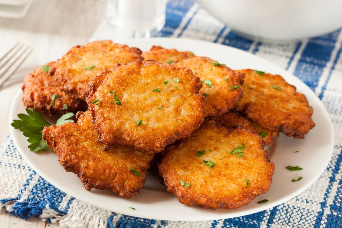 Article Cards Featured Image traditional hanukkah foods latkes